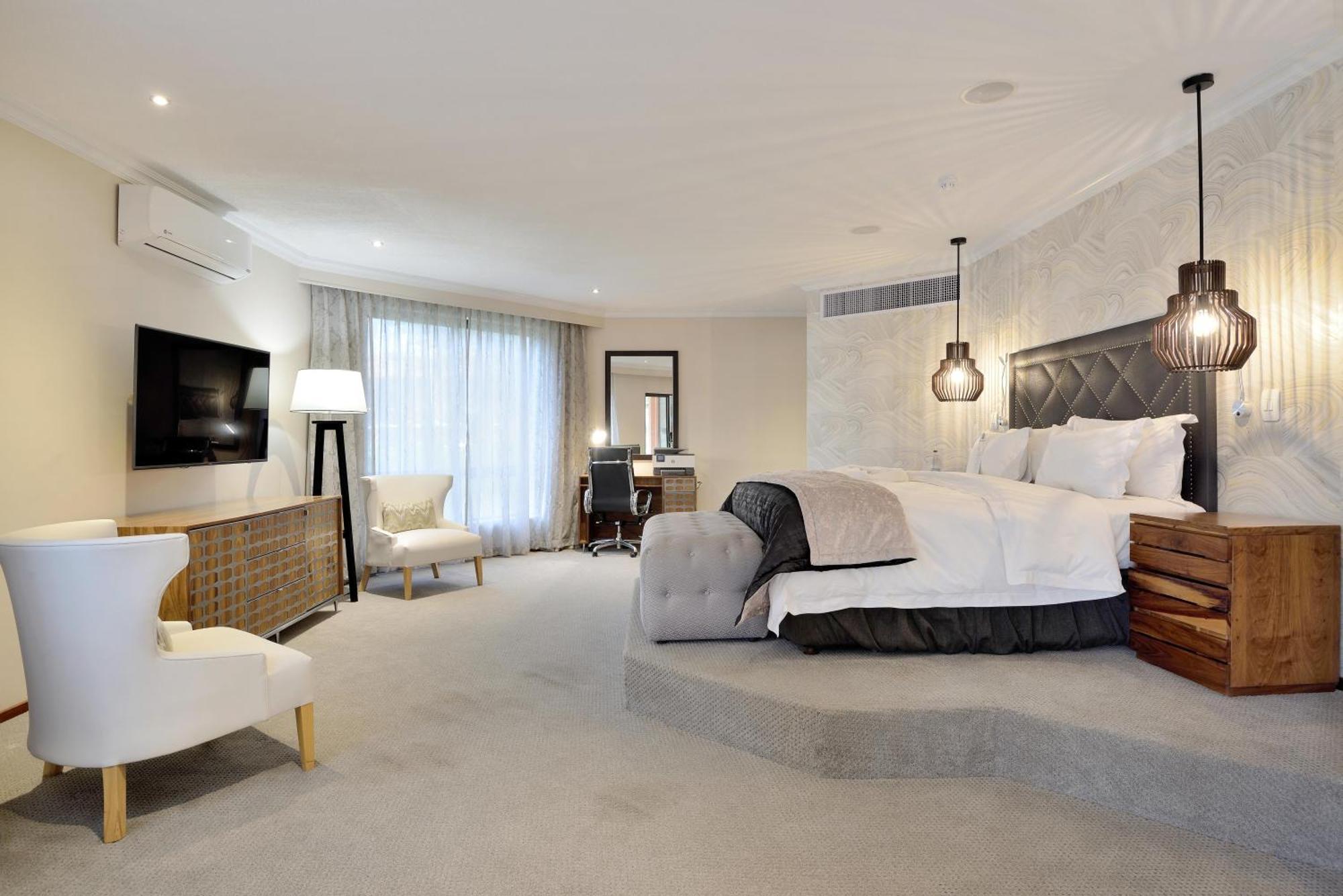 Windhoek Country Club Resort Bagian luar foto
