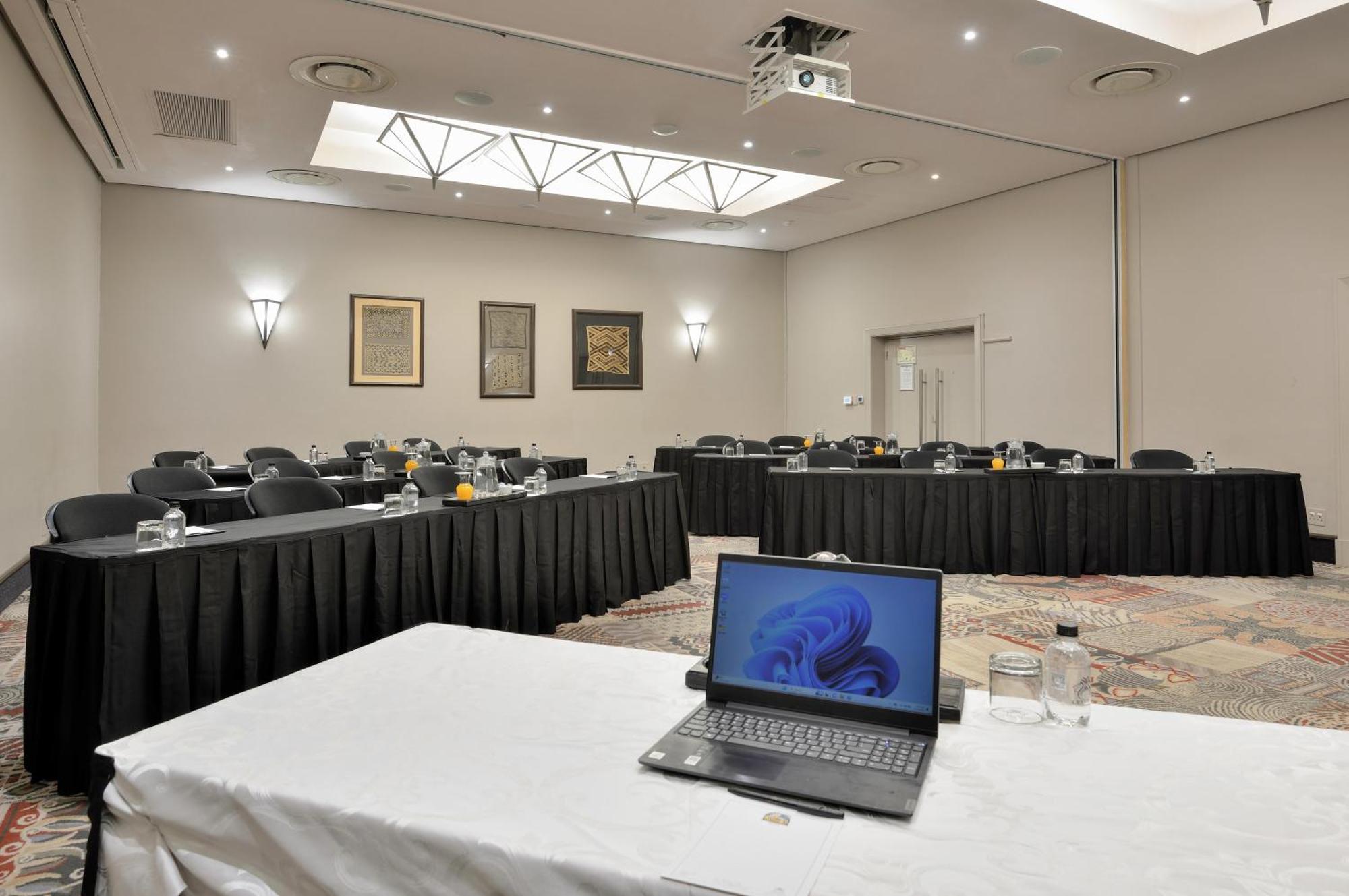 Windhoek Country Club Resort Bagian luar foto