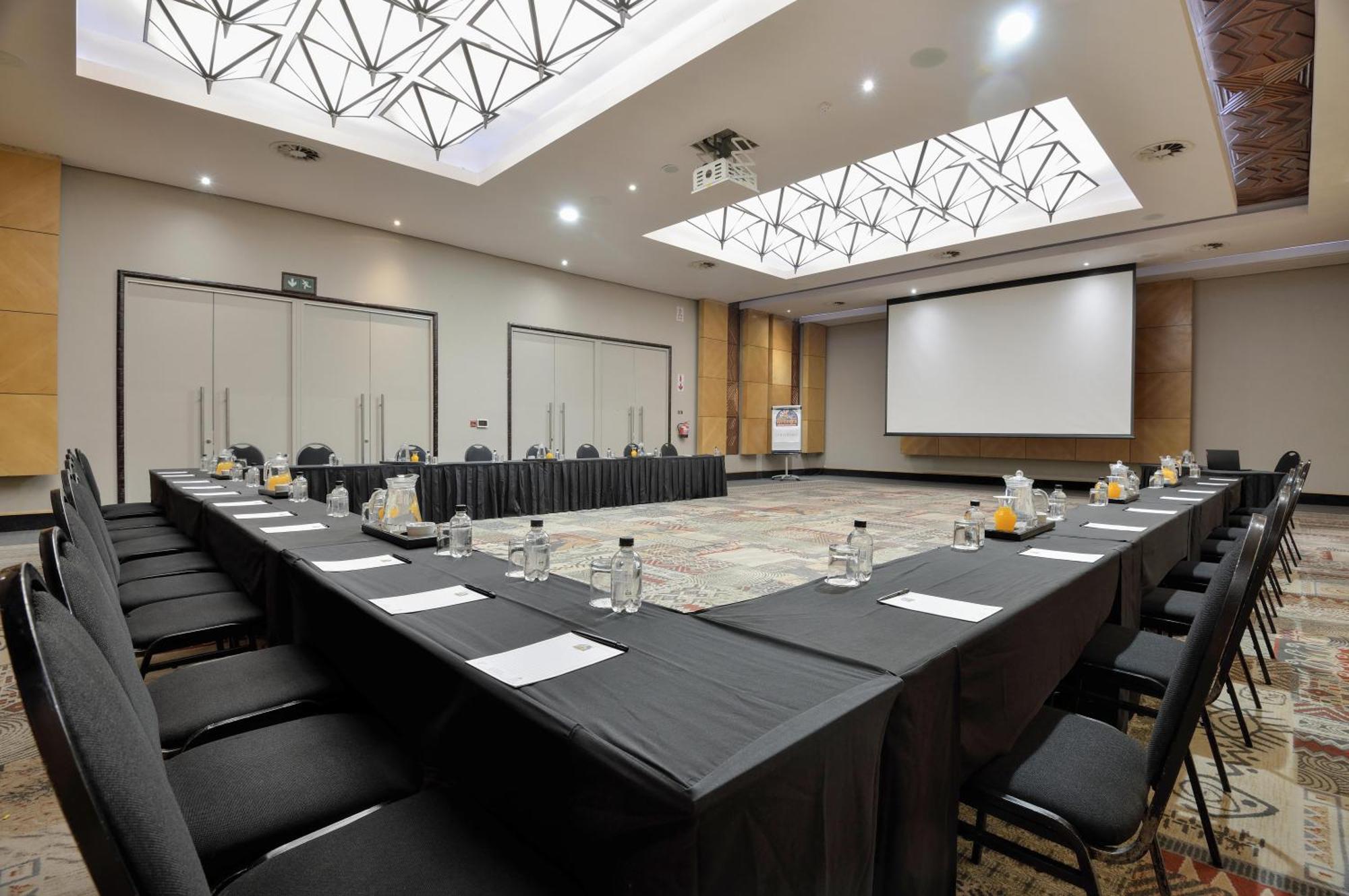 Windhoek Country Club Resort Bagian luar foto