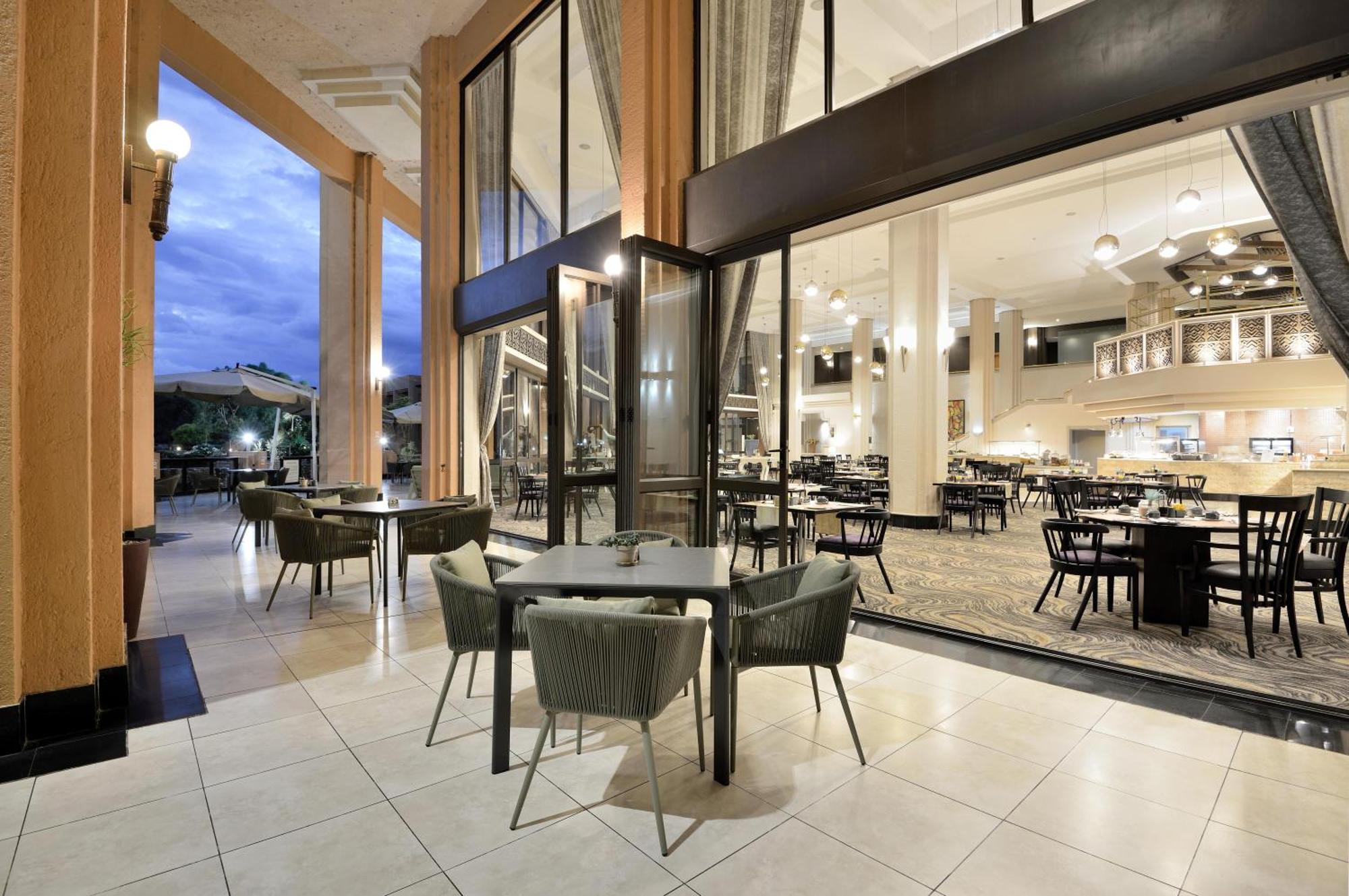 Windhoek Country Club Resort Bagian luar foto
