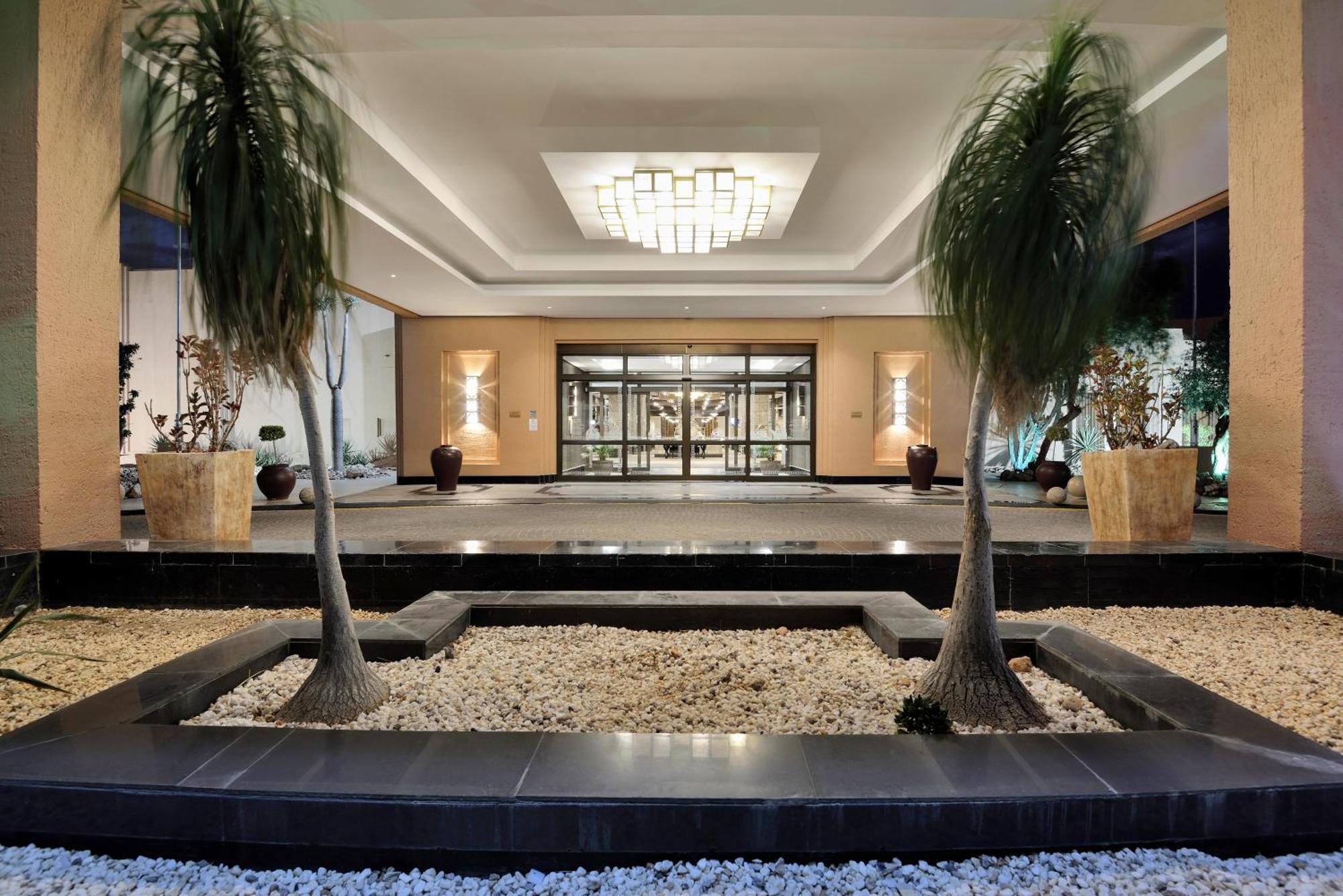 Windhoek Country Club Resort Bagian luar foto