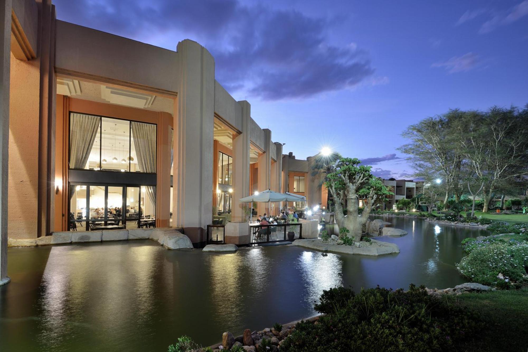 Windhoek Country Club Resort Bagian luar foto