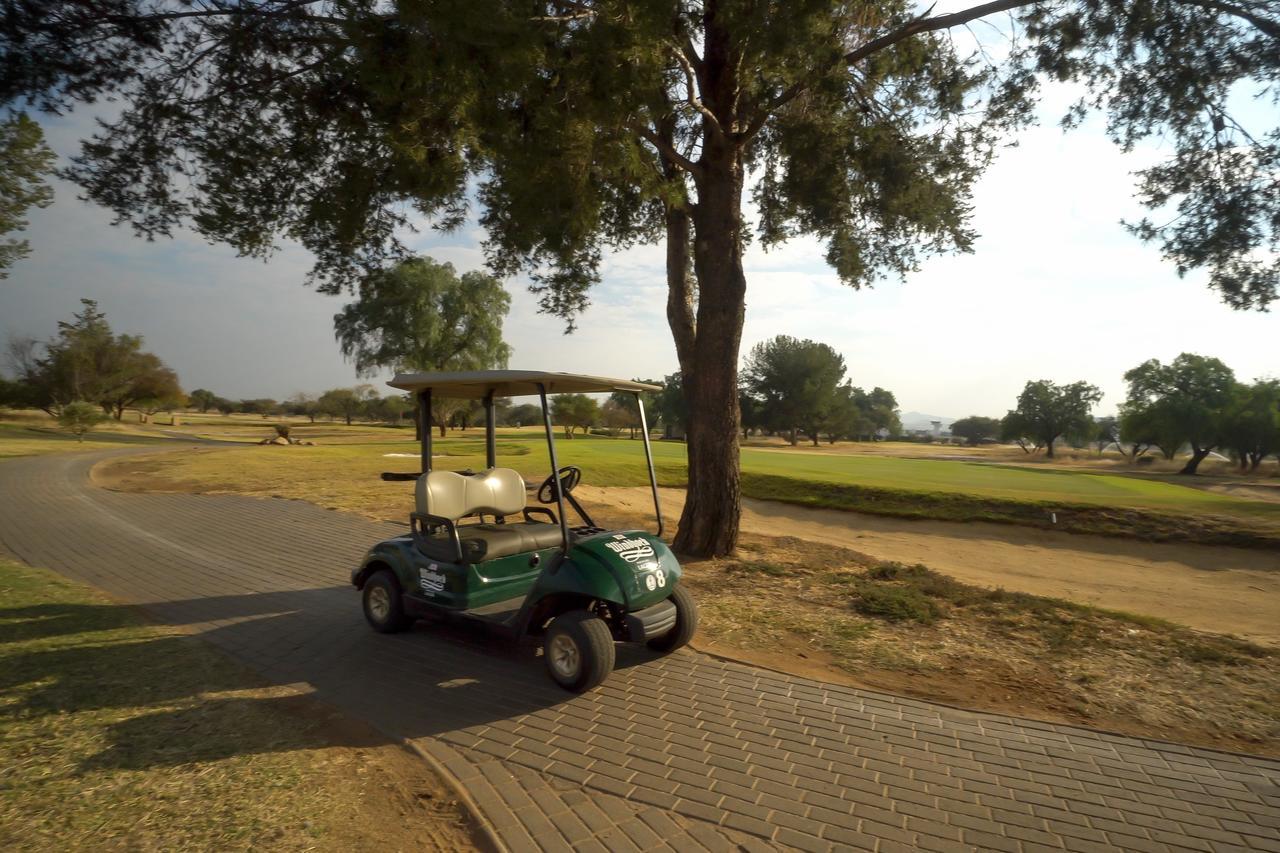 Windhoek Country Club Resort Bagian luar foto